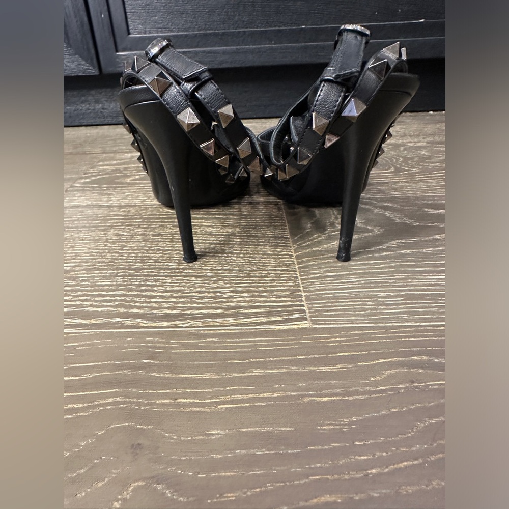 VALENTINO GARAVANI | Noir Rockstud Pointed Toe Heels | Size 38 - Picture 6 of 13